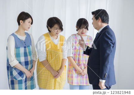 保育士たちと園長先生　 123821948