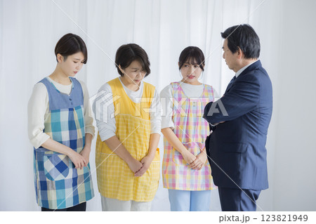 保育士たちと園長先生　 123821949