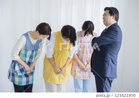 保育士たちと園長先生　 123821950