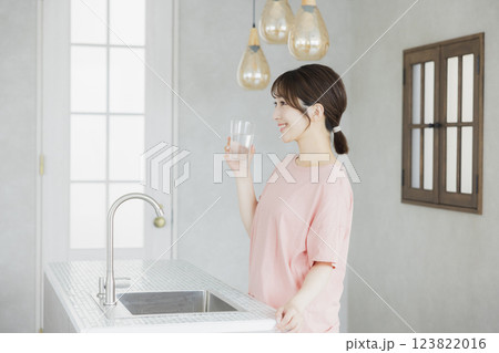 キッチンで水を飲む女性　 123822016