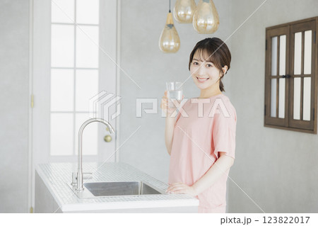 キッチンで水を飲む女性　 123822017