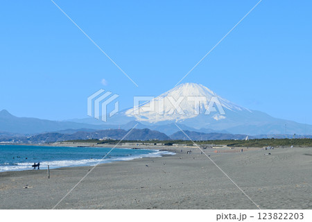 湘南・ 茅ヶ崎海岸・富士山 123822203