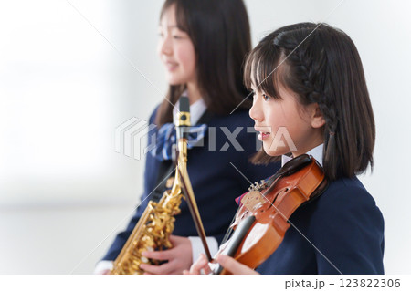 楽器を演奏する学生 123822306