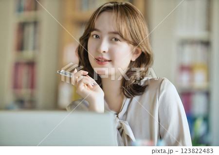 オフィスで働く若い女性 123822483