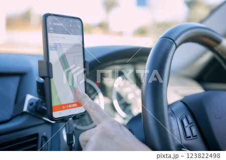 車の運転をするスーツのミドル女性 123822498
