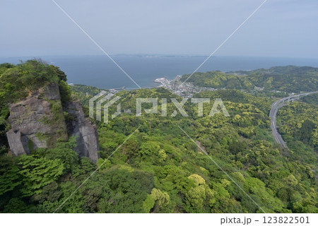 新緑のゴールデンウィーク、天気の良い日に千葉県鋸南町鋸山に登り、地獄のぞきから金谷の森を見渡す 新緑のゴールデンウィーク、天気の良い日に千葉県鋸南町鋸山に登り、地獄のぞきから金谷の森を見渡す 123822501