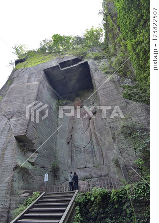 新緑のゴールデンウィーク、千葉県鋸南町鋸山に登り、百尺観音を見上げる 新緑のゴールデンウィーク、千葉県鋸南町鋸山に登り、百尺観音を見上げる 123822507
