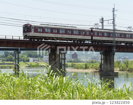 大和川の鉄橋を渡る近鉄道明寺線の電車 123822850