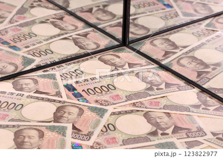 鏡に映る1万円札 鏡に映る1万円札 123822977
