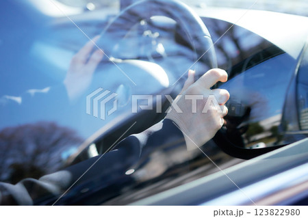 車の運転をするスーツのミドル女性 123822980
