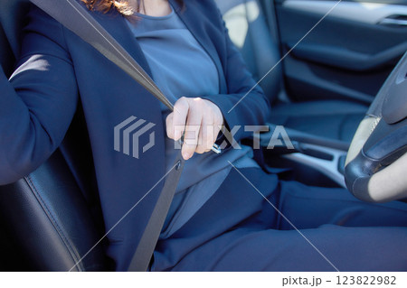 車の運転をするスーツのミドル女性 車の運転をするスーツのミドル女性 123822982