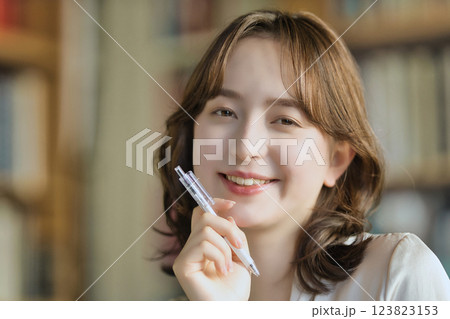 オフィスで働く若い女性 123823153