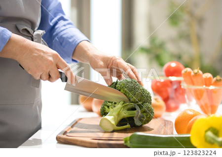 野菜を切るミドル女性の手元 野菜を切るミドル女性の手元 123823224