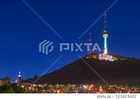 韓国　ライトアップされたNソウルタワー 123823402