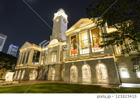 Night view of the oldest Victoria Theatre and Concert Hall in Empress Place, Singapore, with a complex of two buildings and a clock tower. 123823410