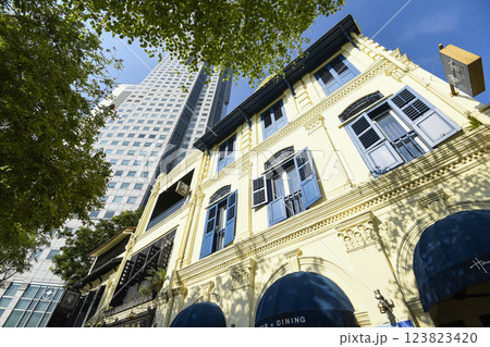 Low-angle view of the Boat Quay shophouses and the skyscrapers of the nearby financial district in Singapore. 123823420