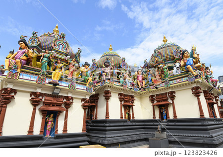 Building view of the Sri Mariamman Temple in Chinatown, Singapore, Built in 1827, it's the oldest Hindu temple in Singapore. Building view of the Sri Mariamman Temple in Chinatown, Singapore, Built in 1827, it's the oldest Hindu temple in Singapore. 123823426
