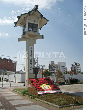 JR参宮線の伊勢市駅前の観光灯篭 JR参宮線の伊勢市駅前の観光灯篭 123823570