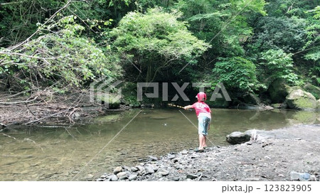 川で釣りをする子供 川で釣りをする子供 123823905
