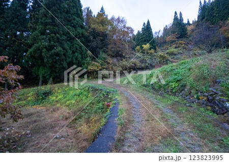歴史的な古道「塩の道」とその周辺 123823995
