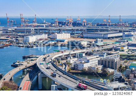 都市風景・インフラ・物流イメージ　横浜港 123824067