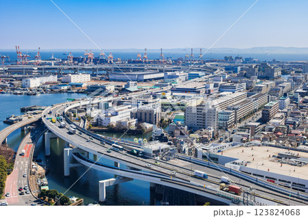 都市風景・インフラ・物流イメージ　横浜港 123824068