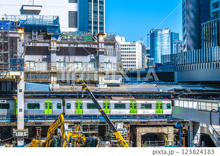 日本の東京都市景観　さよなら渋谷駅西口。右側のビル跡に今度は重機が集結…右奥は六本木等 123824183