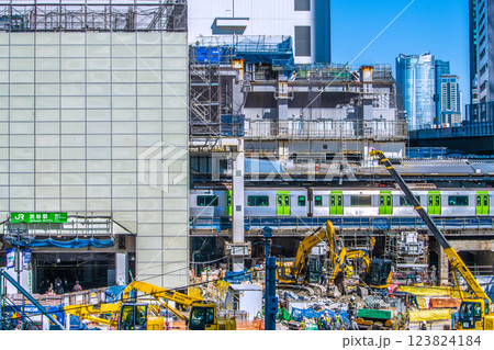 日本の東京都市景観 さよなら渋谷駅西口。右側のビル跡に今度は重機が集結…右奥は六本木等 日本の東京都市景観 さよなら渋谷駅西口。右側のビル跡に今度は重機が集結…右奥は六本木等 123824184