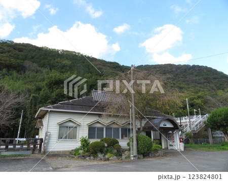 鉄路のある風景　箸蔵駅　四国旅客鉄道　 123824801