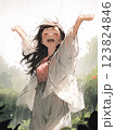 雨の中で嬉しそうに両手を広げる女性 123824846