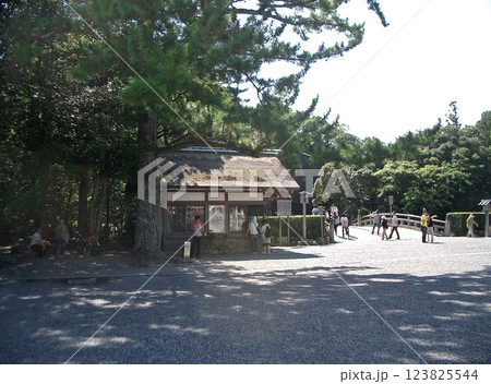 伊勢神宮外宮の火除橋 伊勢神宮外宮の火除橋 123825544