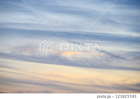 春の夕焼け 夕焼け 夕暮れ 春の空 空だけ 【神奈川県】 123825593
