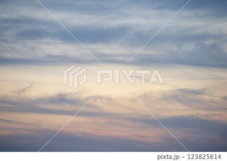 春の夕焼け 夕焼け 夕暮れ 春の空 空だけ 【神奈川県】 春の夕焼け 夕焼け 夕暮れ 春の空 空だけ 【神奈川県】 123825614