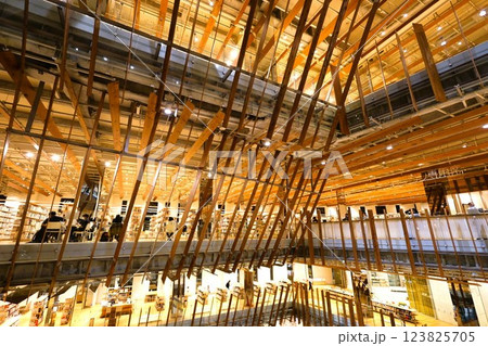 木製ルーバーが煌びやかなTOYAMAキラリ 123825705