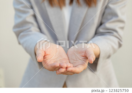 物を受け取る手元のイメージ　(写真素材) 123825750