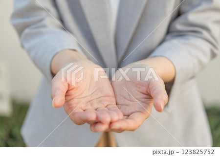 物を受け取る手元のイメージ (写真素材) 物を受け取る手元のイメージ (写真素材) 123825752