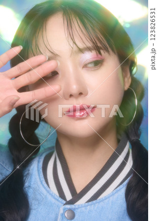ストリート系のファッションをした若い女性のカジュアルなポートレート ストリート系のファッションをした若い女性のカジュアルなポートレート 123826531