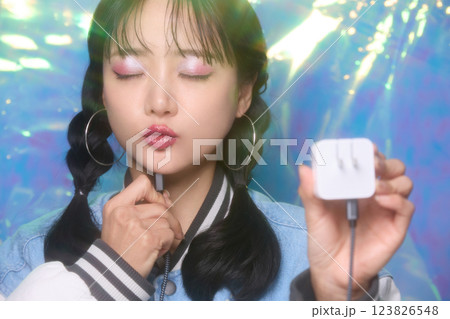 ストリート系のファッションをした若い女性のカジュアルなポートレート ストリート系のファッションをした若い女性のカジュアルなポートレート 123826548