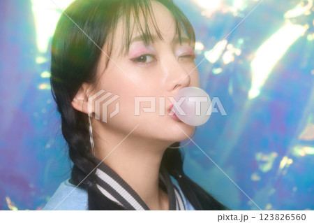 ストリート系のファッションをした若い女性のカジュアルなポートレート ストリート系のファッションをした若い女性のカジュアルなポートレート 123826560