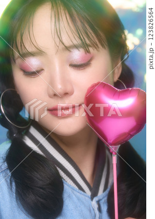 ストリート系のファッションをした若い女性のカジュアルなポートレート 123826564