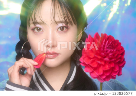 ストリート系のファッションをした若い女性のカジュアルなポートレート 123826577