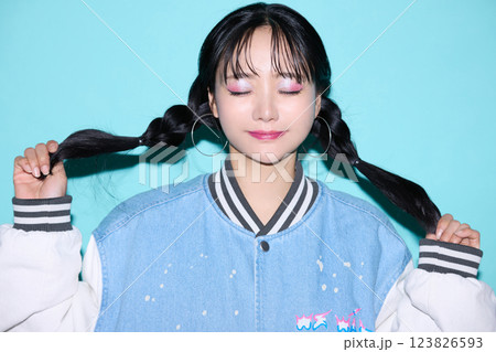 ストリート系のファッションをした若い女性のカジュアルなポートレート ストリート系のファッションをした若い女性のカジュアルなポートレート 123826593