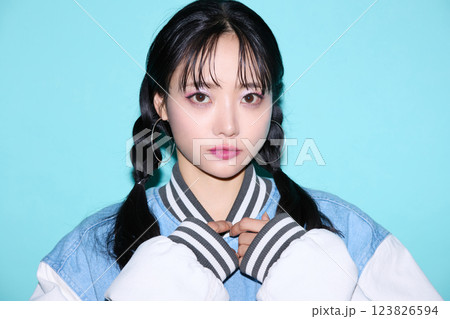 ストリート系のファッションをした若い女性のカジュアルなポートレート 123826594