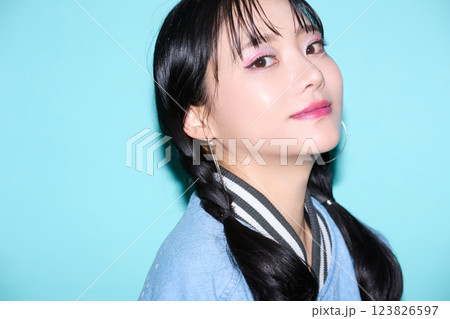 ストリート系のファッションをした若い女性のカジュアルなポートレート 123826597