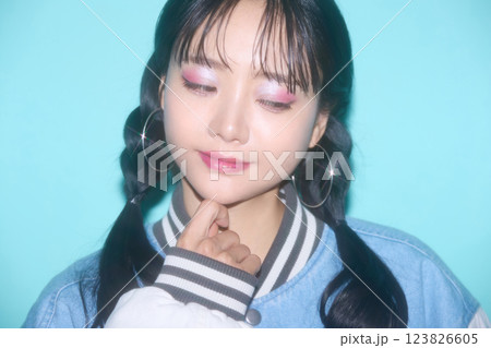 ストリート系のファッションをした若い女性のカジュアルなポートレート ストリート系のファッションをした若い女性のカジュアルなポートレート 123826605