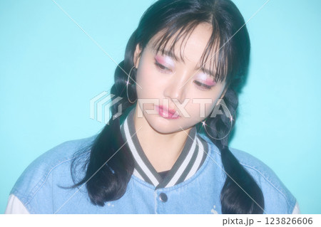 ストリート系のファッションをした若い女性のカジュアルなポートレート ストリート系のファッションをした若い女性のカジュアルなポートレート 123826606