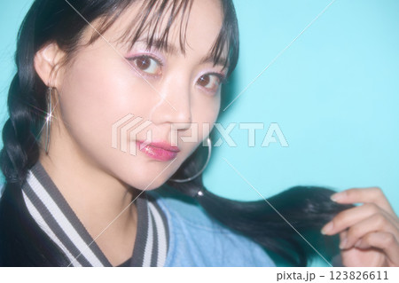 ストリート系のファッションをした若い女性のカジュアルなポートレート 123826611