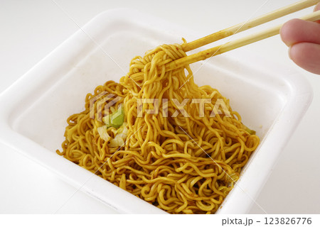 美味しそうなカップ焼きそば 123826776
