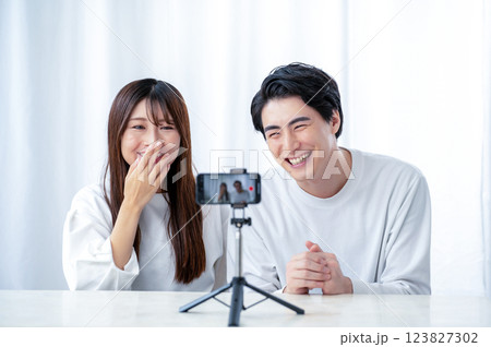 スマホで動画を撮影する男女 123827302