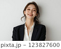 スーツ姿の若い女性　生成AIモデル 123827600
